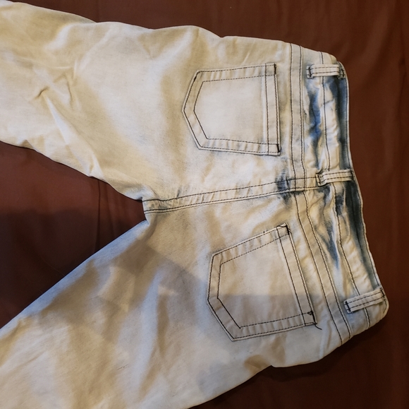 Distressed womens jean - Picture 6 of 9